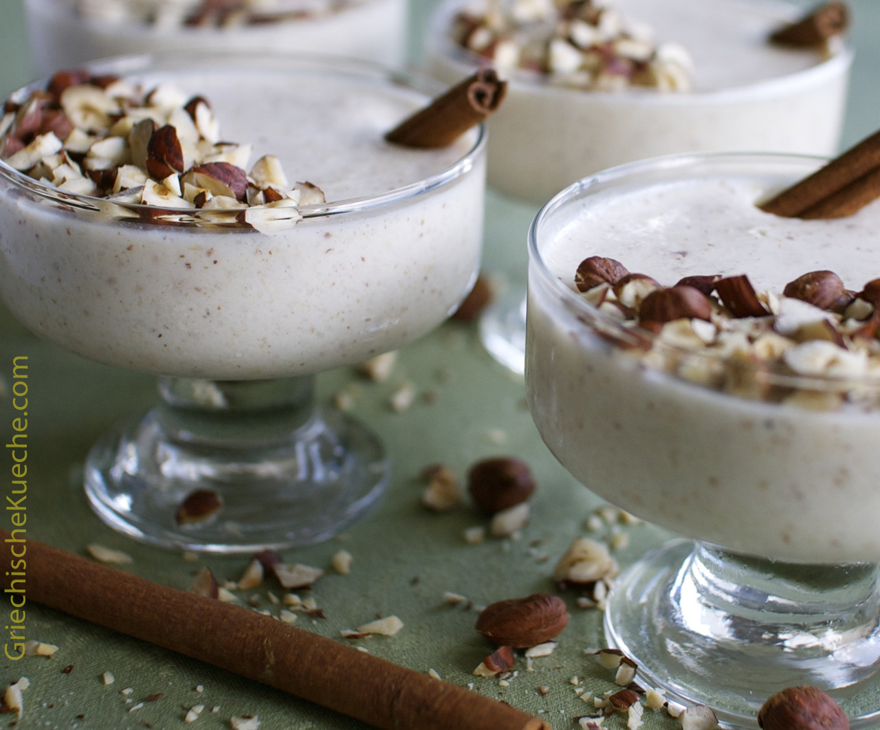 Joghurt-Birnen-Pudding mit Haselnüssen – Griechische Küche