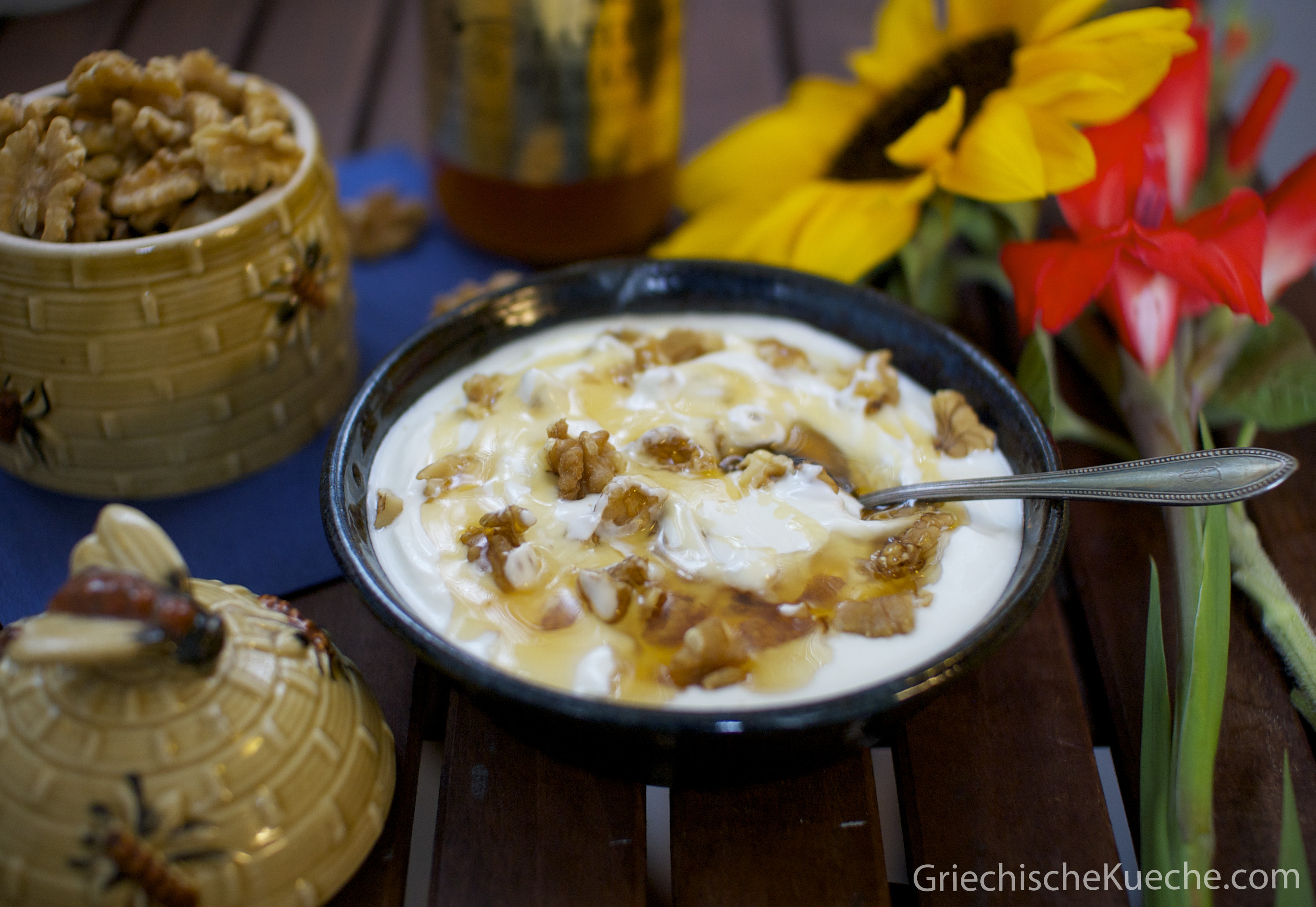 Joghurt mit Honig und Walnüssen – Griechische Küche