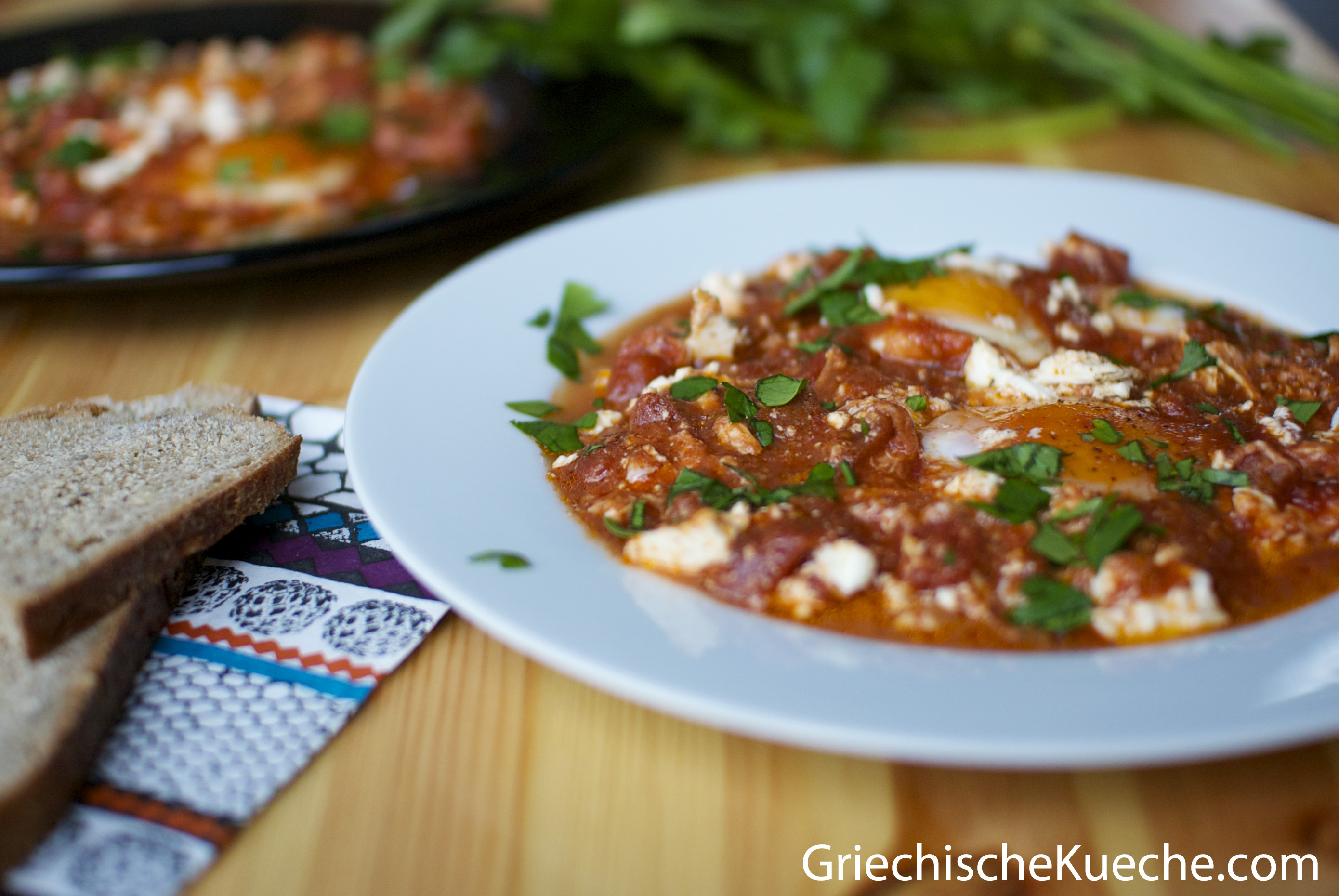 Spiegeleier mit Tomaten und Feta – Griechische Küche