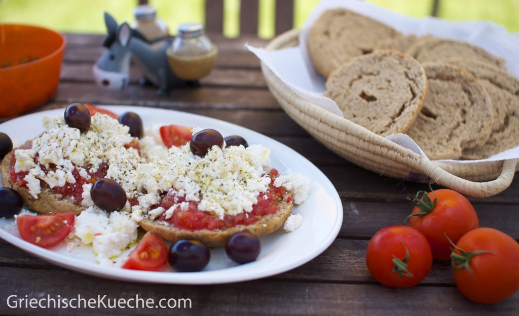 Selbstgemachter griechischer Gerstenzwieback mit Tomaten und Feta ...